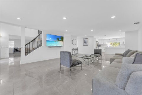House in Davie, Florida 6 bedrooms, 484.49 sq.m. № 2010576 - photo 10