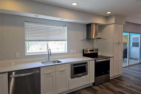 Casa en alquiler en Treasure Island, Florida, 3 dormitorios, 148.83 m2 № 1820952 - foto 11
