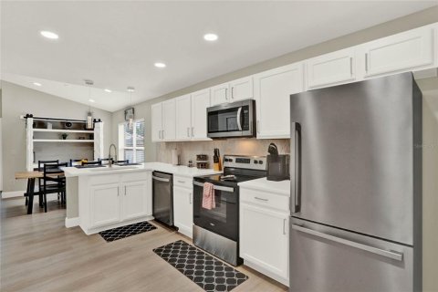 House in Davenport, Florida 3 bedrooms, 147.62 sq.m. № 2151434 - photo 3