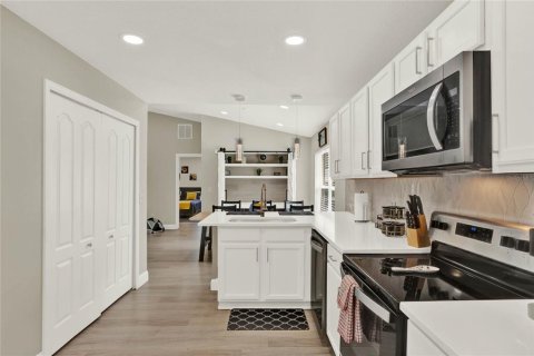 House in Davenport, Florida 3 bedrooms, 147.62 sq.m. № 2151434 - photo 4