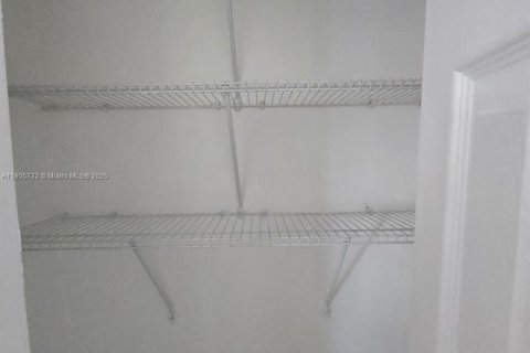 Купить виллу или дом в Уэст-Палм-Бич, Флорида 2 спальни, 80.82м2, № 1956400 - фото 11