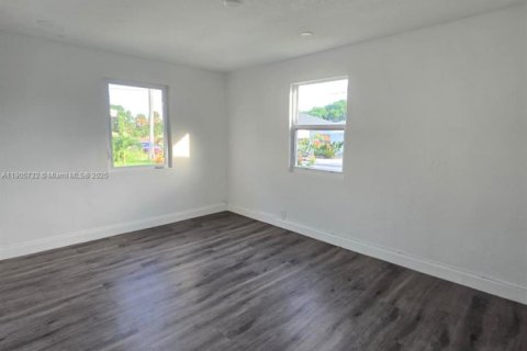 Купить виллу или дом в Уэст-Палм-Бич, Флорида 2 спальни, 80.82м2, № 1956400 - фото 4