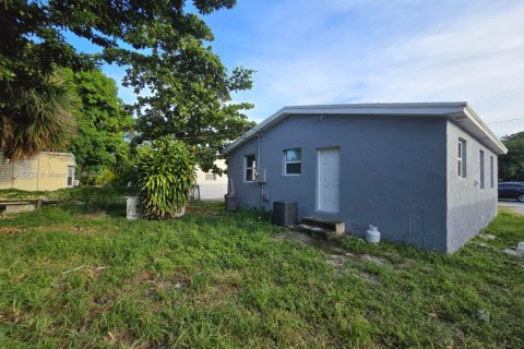 Купить виллу или дом в Уэст-Палм-Бич, Флорида 2 спальни, 80.82м2, № 1956400 - фото 10