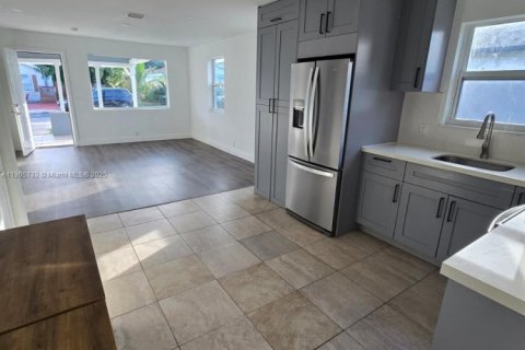 Купить виллу или дом в Уэст-Палм-Бич, Флорида 2 спальни, 80.82м2, № 1956400 - фото 3