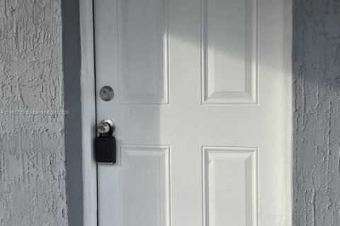 Купить виллу или дом в Уэст-Палм-Бич, Флорида 2 спальни, 80.82м2, № 1956400 - фото 8