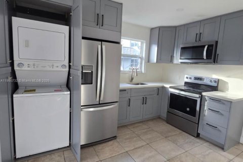 Купить виллу или дом в Уэст-Палм-Бич, Флорида 2 спальни, 80.82м2, № 1956400 - фото 2