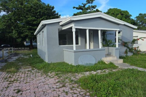 Купить виллу или дом в Уэст-Палм-Бич, Флорида 2 спальни, 80.82м2, № 1956400 - фото 1