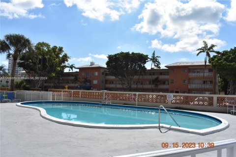 Condo in North Miami, Florida, 2 bedrooms № 2182504 - photo 19