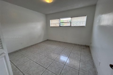 Condo in North Miami, Florida, 2 bedrooms № 2182504 - photo 10