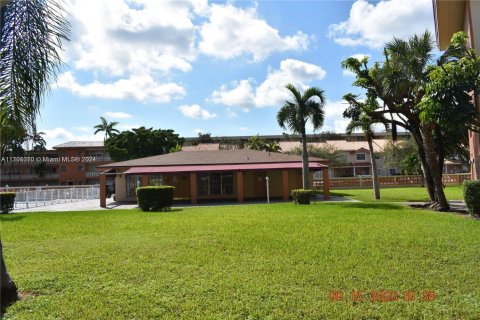 Condo in North Miami, Florida, 2 bedrooms № 2182504 - photo 16