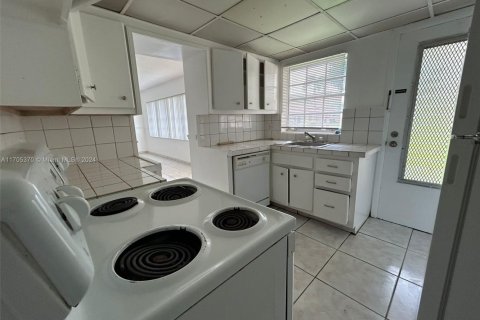 Condo in North Miami, Florida, 2 bedrooms № 2182504 - photo 5