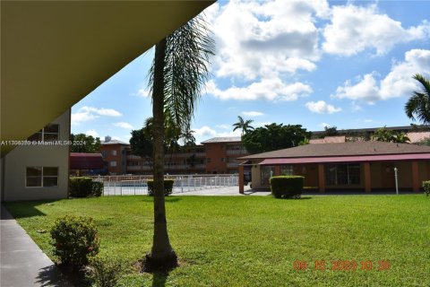 Condo in North Miami, Florida, 2 bedrooms № 2182504 - photo 17