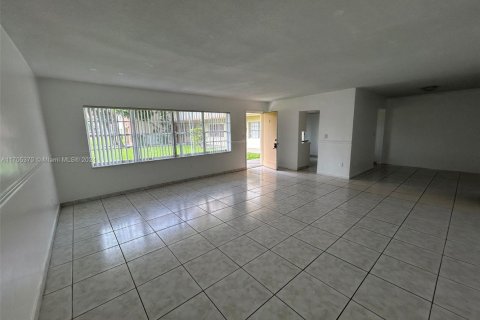 Condo in North Miami, Florida, 2 bedrooms № 2182504 - photo 3