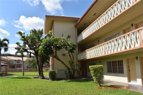 Condo in North Miami, Florida, 2 bedrooms № 2182504 - photo 18