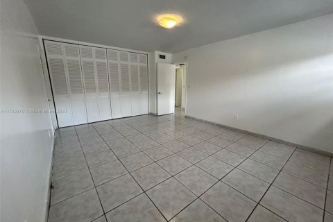 Condo in North Miami, Florida, 2 bedrooms № 2182504 - photo 13