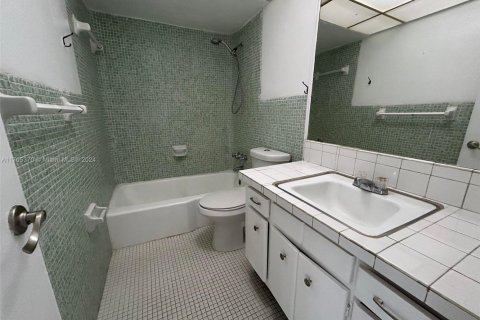 Condo in North Miami, Florida, 2 bedrooms № 2182504 - photo 9