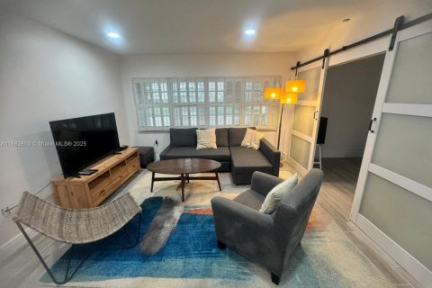 Condo in Hallandale Beach, Florida, 1 bedroom  № 1930705 - photo 1