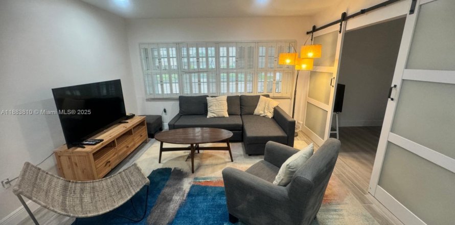 Condo in Hallandale Beach, Florida, 1 bedroom № 1930705