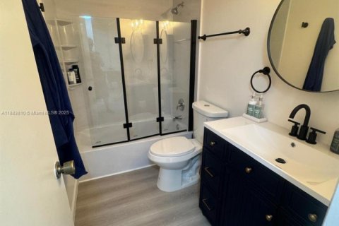 Condo in Hallandale Beach, Florida, 1 bedroom  № 1930705 - photo 3