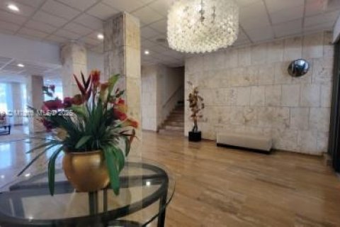 Condo in Hallandale Beach, Florida, 1 bedroom  № 1930705 - photo 21