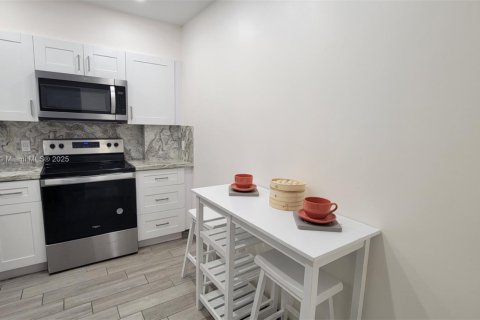 Condo in Hallandale Beach, Florida, 1 bedroom  № 1930705 - photo 9