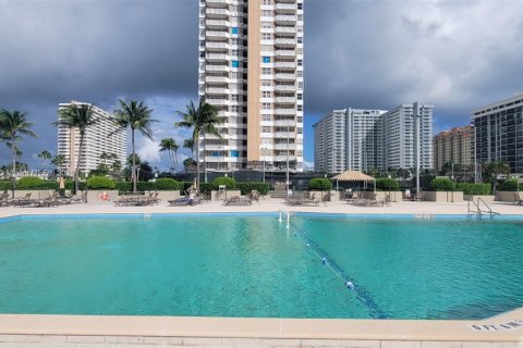 Condo in Hallandale Beach, Florida, 1 bedroom  № 1930705 - photo 14