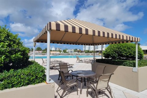 Condo in Hallandale Beach, Florida, 1 bedroom  № 1930705 - photo 17