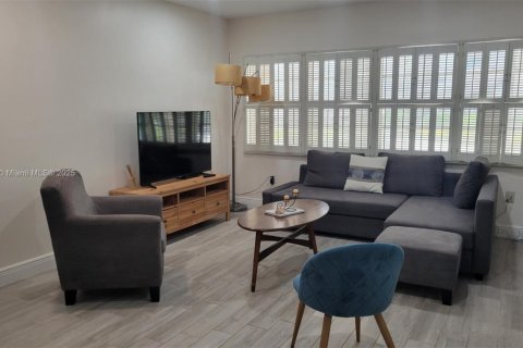 Condo in Hallandale Beach, Florida, 1 bedroom  № 1930705 - photo 7