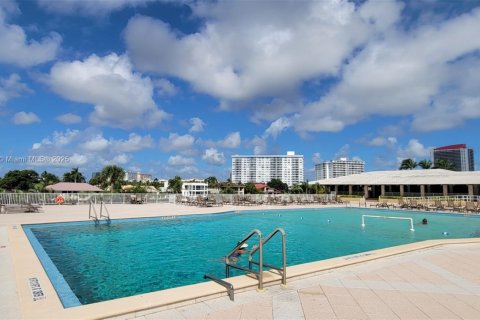Condo in Hallandale Beach, Florida, 1 bedroom  № 1930705 - photo 16