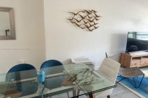 Condo in Hallandale Beach, Florida, 1 bedroom  № 1930705 - photo 2