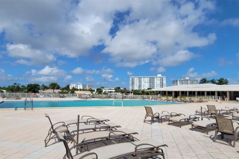 Condo in Hallandale Beach, Florida, 1 bedroom  № 1930705 - photo 15