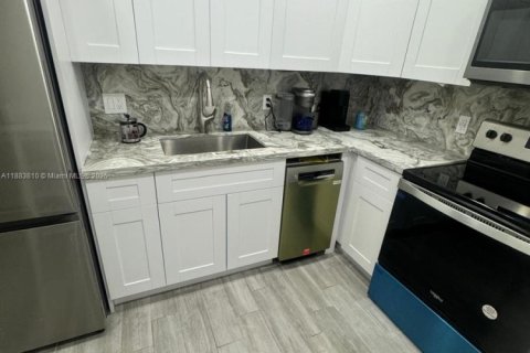 Condo in Hallandale Beach, Florida, 1 bedroom  № 1930705 - photo 5