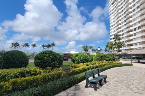 Condo in Hallandale Beach, Florida, 1 bedroom  № 1930705 - photo 18