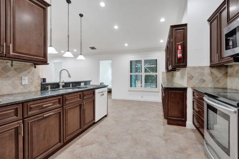 Casa en venta en Port St. Lucie, Florida, 8 dormitorios, 208.75 m2 № 2363036 - foto 5