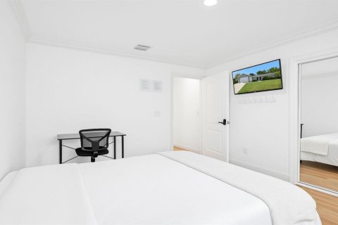 Casa en venta en Port St. Lucie, Florida, 8 dormitorios, 208.75 m2 № 2363036 - foto 10