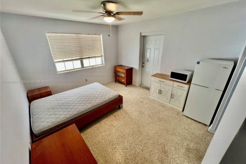 Снять в аренду коммерческую недвижимость в Майами, Флорида 1 спальня, 27.87м2, № 1974073 - фото 1