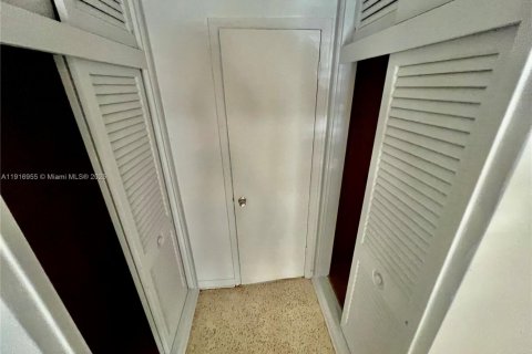 Снять в аренду коммерческую недвижимость в Майами, Флорида 1 спальня, 27.87м2, № 1974073 - фото 4