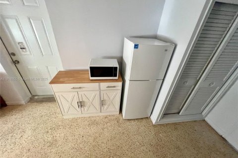 Снять в аренду коммерческую недвижимость в Майами, Флорида 1 спальня, 27.87м2, № 1974073 - фото 3