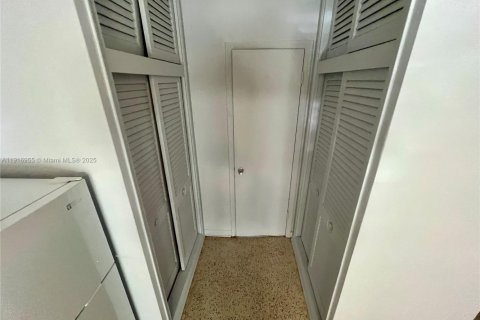 Снять в аренду коммерческую недвижимость в Майами, Флорида 1 спальня, 27.87м2, № 1974073 - фото 5