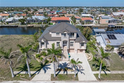 Villa ou maison à vendre à Port Charlotte, Floride: 5 chambres, 387.96 m2 № 1526432 - photo 2