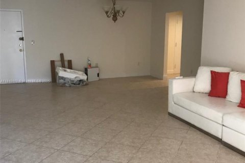 Condo in Sunny Isles Beach, Florida, 2 bedrooms  № 1752706 - photo 11