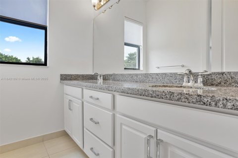Casa en venta en Pembroke Pines, Florida, 3 dormitorios, 229.1 m2 № 1846127 - foto 22