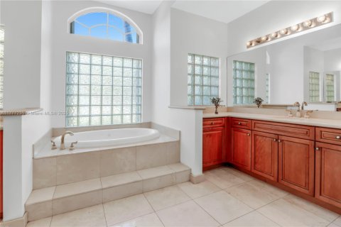 House in Davie, Florida 5 bedrooms, 313.27 sq.m. № 1701340 - photo 26