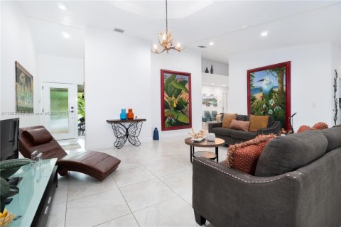 House in Cutler Bay, Florida 3 bedrooms, 144.74 sq.m. № 1930739 - photo 12
