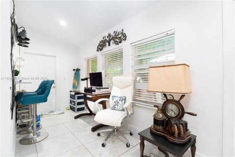 House in Cutler Bay, Florida 3 bedrooms, 144.74 sq.m. № 1930739 - photo 14