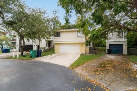 House in Cutler Bay, Florida 3 bedrooms, 144.74 sq.m. № 1930739 - photo 4