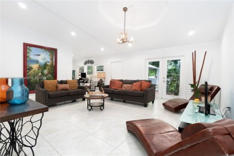 House in Cutler Bay, Florida 3 bedrooms, 144.74 sq.m. № 1930739 - photo 11