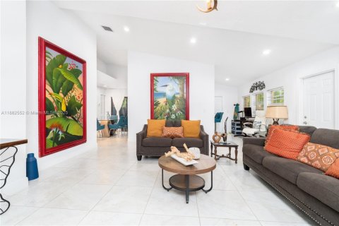 House in Cutler Bay, Florida 3 bedrooms, 144.74 sq.m. № 1930739 - photo 13