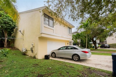 House in Cutler Bay, Florida 3 bedrooms, 144.74 sq.m. № 1930739 - photo 5