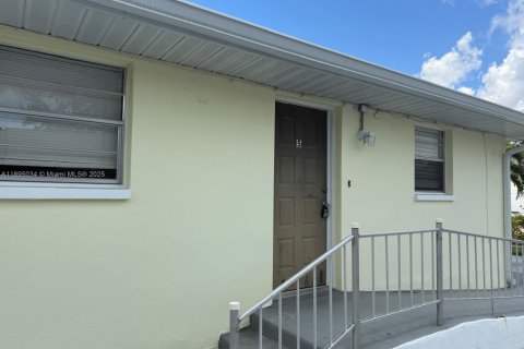 Casa en alquiler en Cape Coral, Florida, 2 dormitorios № 1947493 - foto 2